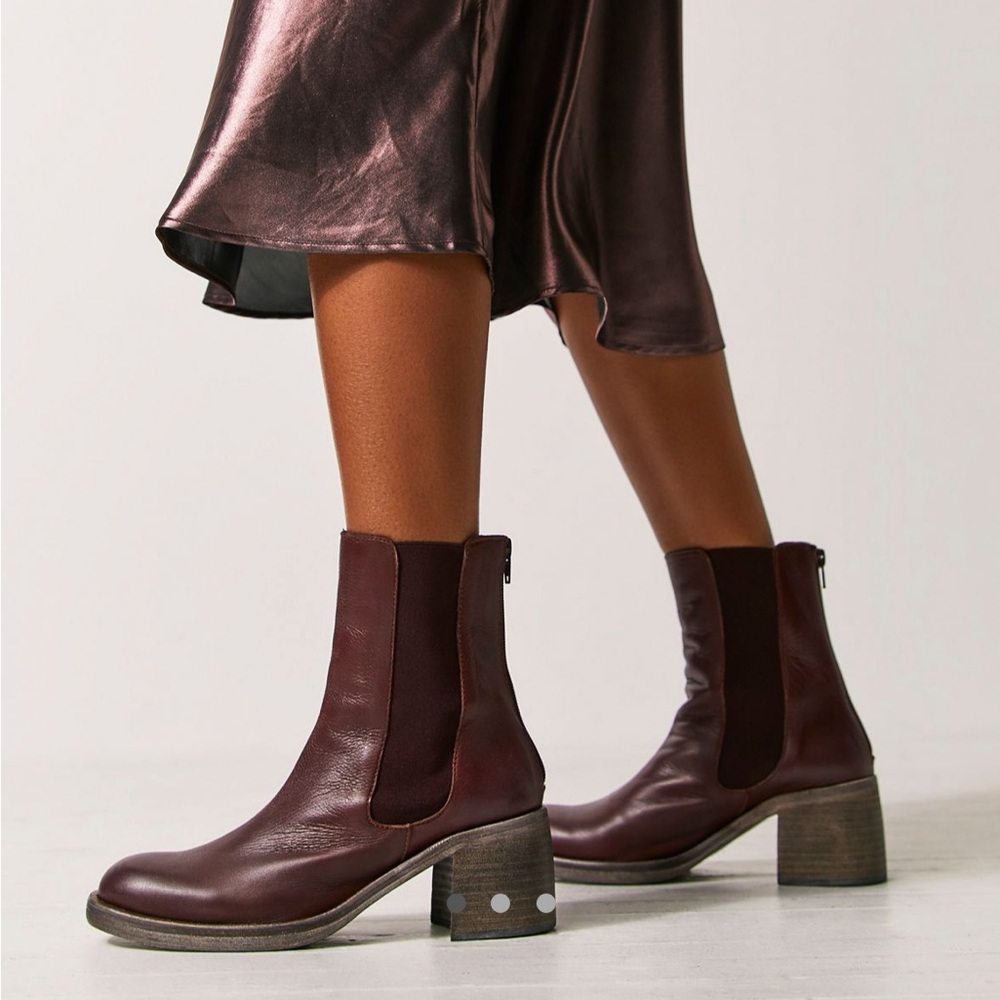 Free People essential chelsea boot, chocolate, size 40